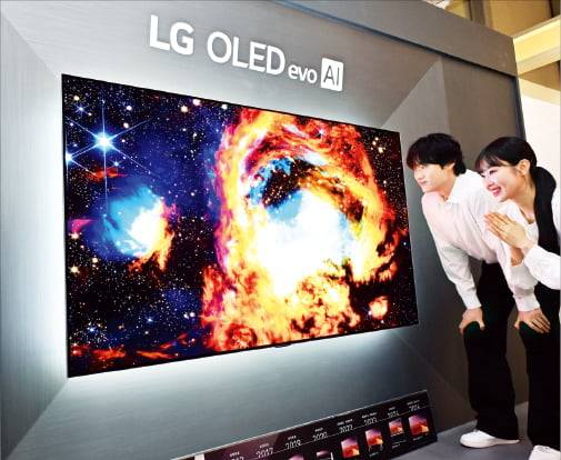 LG전자 모델들이 ‘더 넥스트 올레드’ TV를 소개하고 있다. LG전자 제공