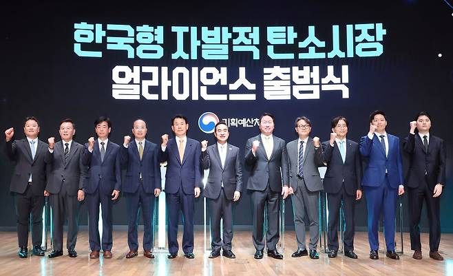정은보(왼쪽 다섯번째부터) 한국거래소 이사장과 박홍근 기획예산처 장관, 최태원 대한상공회의소 회장이 지난달 27일 서울 중구 대한상공회의소에서 열린 ‘한국형 자발적 탄소시장 얼라이언스 출범식’에서 기념촬영을 하고 있다. 한국거래소 제공