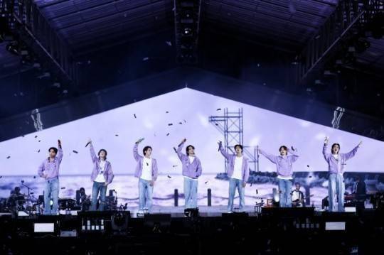 2022년 10월 15일 부산아시아드주경기장에서 열린 그룹 방탄소년단(BTS)의 콘서트 ‘옛 투 컴 인 부산’ 공연 장면. 빅히트뮤직