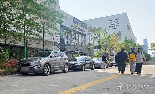 17일 오전 인천 연수구 더샵송도엘테라스 인근 인도에 차량들이 세워져 있다. 김샛별기자