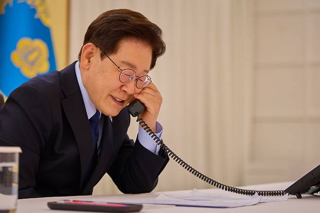 이재명 대통령이 17일 서울 한남동 관저에서 도널드 트럼프 미국 대통령과 전화 통화를 하고 있다. [청와대 제공]