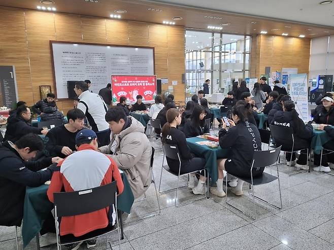 지난해 말에는 진천선수촌에서 국가대표를 상대로 브리지 교육이 이뤄지기도 했다. 브리지는 치열한 승부의 순간에서 냉정하고 전략적 사고를 끌어올리기에 가장 좋은 두뇌 스포츠로 꼽힌다. 한국브리지협회