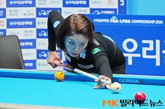 ‘디펜딩챔피언’ 김가영이 26/27시즌 개막전 우리금융캐피탈LPBA챔피언십 32강전에서 장혜리를 꺾고 16강에 올랐다.