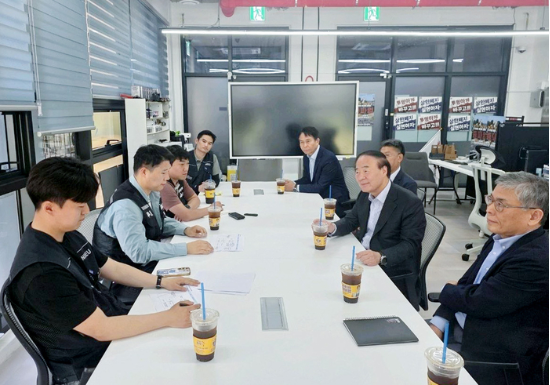 15일 전영현 대표이사 부회장(오른쪽 두 번째)을 비롯한 삼성전자 DS 부문 사장단이 초기업노조 최승호 위원장(왼쪽 두 번째) 등 노조 지도부와 면담하고 있다. [연합뉴스]