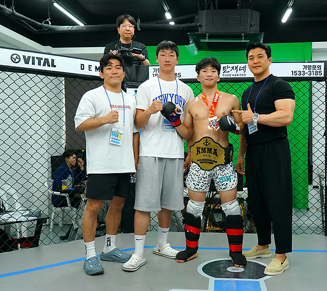 문주대가 2026년 5월 아마추어 종합격투기 단체 KMMA 플라이급 잠정 챔피언 등극 기념 촬영을 하고 있다. 사진=스탠다드앤드프로그레스 스포츠에이전시 제공