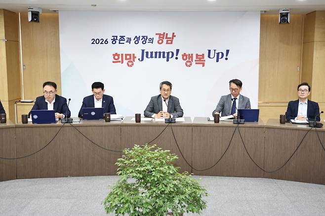 박일웅 경남도지사 권한대행(가운데)이 실국본부장회의를 하고 있다./사진제공=경남도