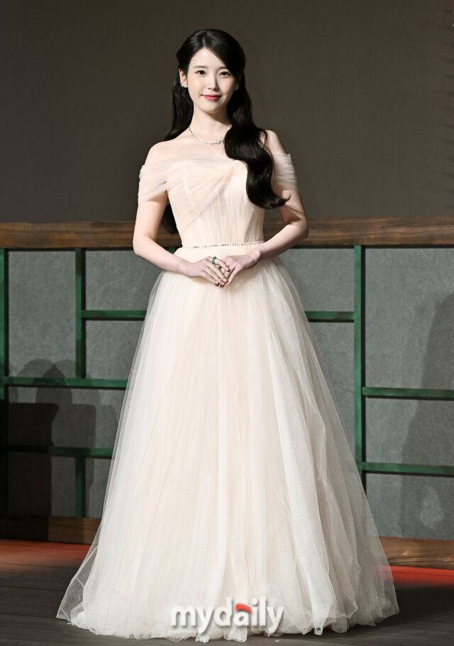 가수 겸 배우 아이유가 6일 오후 서울 역삼동 조선팰리스호텔에서 진행된 MBC 금토드라마 '21세기 대군부인' (극본 유지원, 연출 박준화 배희영) 제작발표회에서 포토타임을 갖고 있다.'21세기 대군부인'은 21세기 입헌군주제 대한민국을 배경으로 모든 걸 가진 재벌이지만 신분은 고작 평민이라 짜증스러운 여자 성희주(아이유 분)와 왕의 아들이지만 아무것도 가질 수 없어 슬픈 남자 이안대군(변우석 분)의 운명 개척 신분 타파 로맨스를 그린 드라마다. 4월 10일 첫 방송 예정.