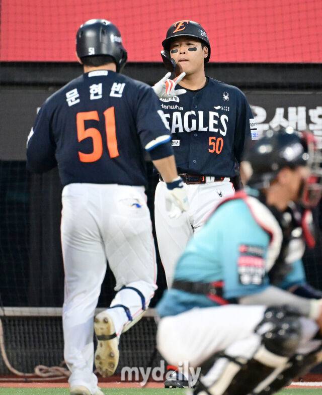 2026년 5월 15일 오후 경기도 수원KT위즈파크에서 열린 '2026 신한 SOL KBO리그' 한화 이글스와 KT 위즈의 경기. 한화 문현빈이 4회초 1사 1루서 역전 투런 홈런을 친 뒤 강백호의 축하를 받고 있다./마이데일리