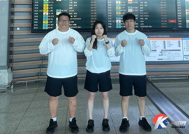 AMMA 대회에 파견된 대한MMA총협회 양서우 심판위원장(오른쪽)과 전성원(왼쪽), 서혜린 심판