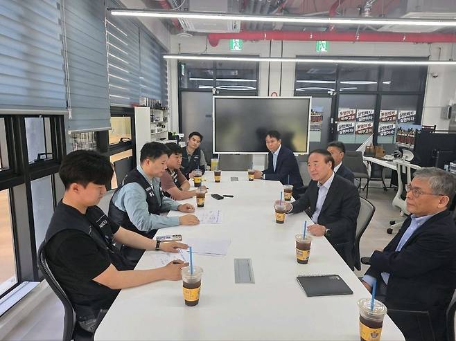 전영현(오른쪽 두 번째) 삼성전자 대표이사 부회장을 비롯한 디바이스솔루션(DS) 경영진이 15일 경기도 평택사업장에 위치한 초기업노동조합 사무실을 찾아 삼성전자 노동조합 공동투쟁본부 조합원들과 대화하고 있다. 사진 왼쪽 위부터 공동투쟁본부 정승원 국장, 이송이 부위원장, 최승호 위원장, 김재원 국장. 오른쪽 위부터 박용인 시스템LSI사업부장, 한진만 파운드리사업부장, 전영현 부회장, 김용관 경영전략총괄 사장. [삼성전자 제공]