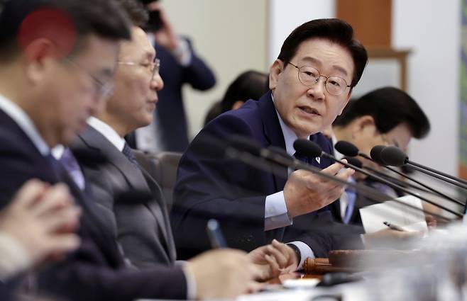 이재명 대통령이 12일 청와대에서 열린 국무회의 겸 비상경제점검회의에서 발언하고 있다. [연합]