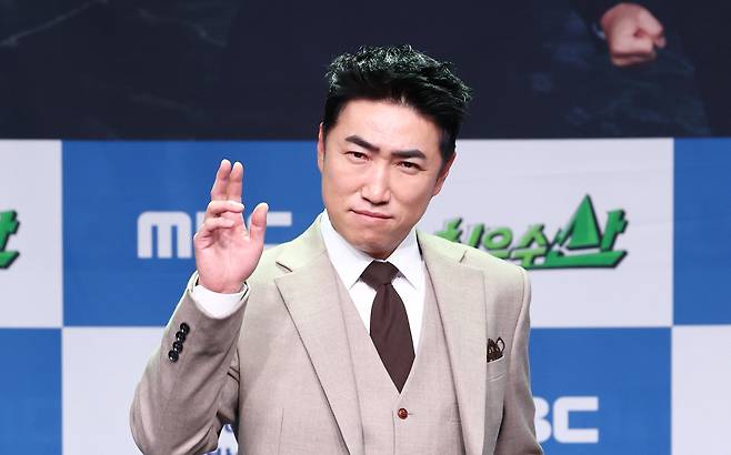 방송인 장동민이 4월 28일 오후 서울 마포구 MBC 골든마우스홀에서 열린 MBC 새 예능프로그램 ‘최우수산’ 제작발표회에서 포즈를 취하고 있다. [연합]