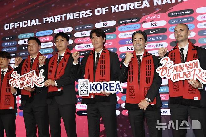 [서울=뉴시스] 김명년 기자 = 홍명보 대한민국 축구 국가대표팀 감독이 16일 오후 서울 종로구 KT 광화문 빌딩 웨스트에서 2026 FIFA 북중미 월드컵 최종 명단 발표 기자회견을 열고 코칭 스태프들과 기념촬영하고 있다. 2026.05.16. kmn@newsis.com