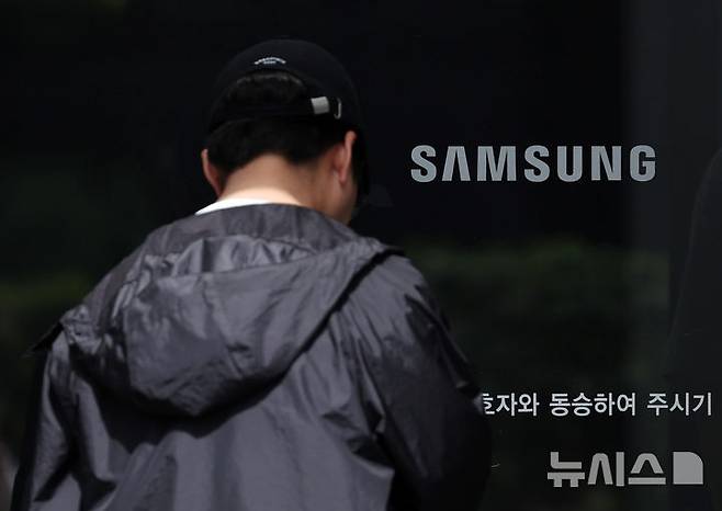 [서울=뉴시스] 김진아 기자 = 삼성전자 노사는 오는 18일 중앙노동위원회(중노위)에서 추가 사후조정을 진행한다. 김민석 국무총리는 17일 대국민담화에서 "파업으로 국민 경제에 막대한 피해가 우려되는 상황이 발생한다면, 정부는 국민경제 보호를 위해 긴급조정을 포함한 가능한 모든 대응수단을 강구하지 않을 수 없다"고 밝혔다. 사진은 17일 서울 삼성전자 서초사옥. 2026.05.17. bluesoda@newsis.com