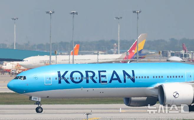 [인천공항=뉴시스] 황준선 기자 = 14일 오후 인천국제공항 활주로에서 대한항공 항공기가 이동하고 있다. 2026.05.14. hwang@newsis.com