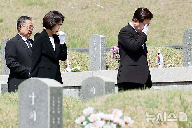 [광주=뉴시스] 고범준 기자 = 이재명 대통령과 김혜경 여사가 18일 광주 북구 국립5·18민주묘지에서 묘역을 둘러보며 눈물을 닦고 있다. 2026.05.18. bjko@newsis.com