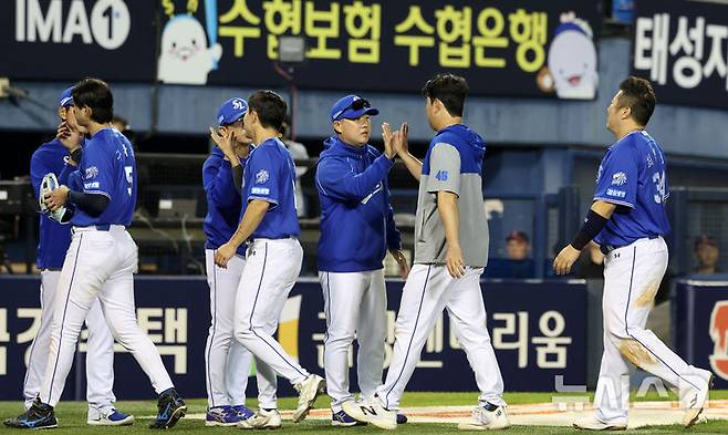 [서울=뉴시스] 이영환 기자 = 12일 오후 서울 송파구 잠실야구장에서 열린 2026 KBO리그 삼성 라이온즈와 LG 트윈스의 경기, 9-1로 승리한 삼성 박진만 감독이 선수들을 격려하고 있다. 2026.05.12. 20hwan@newsis.com