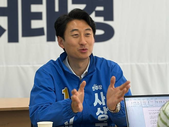 서태경 민주당 사상구청장 후보가 15일 오후 사상구 선거사무소에서 부산CBS 취재진과 인터뷰를 진행하고 있다. 서 후보 캠프 제공