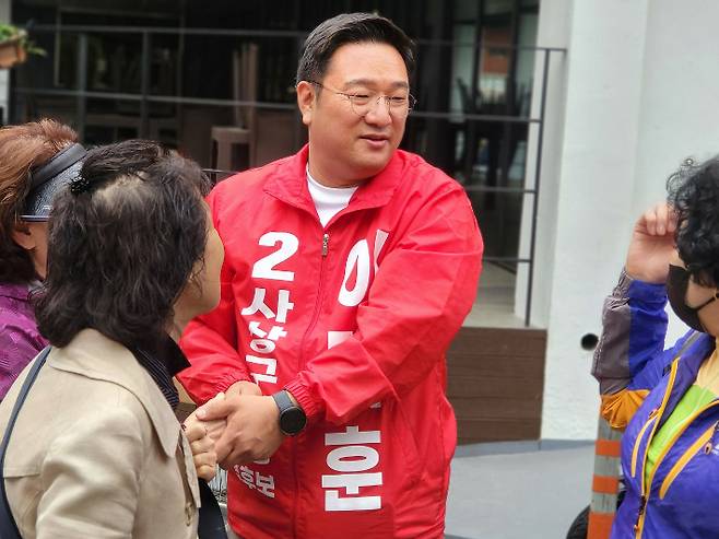 이대훈 국민의힘 사상구청장 후보가 선거 운동중인 모습. 이 후보 캠프 제공