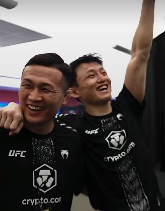 경기 후 정찬성(사진 왼쪽)과 최두호. UFC SNS 제공