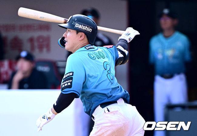 [OSEN=수원, 최규한 기자] 17일 수원 KT위즈파크에서 ‘2026 신한 SOL Bank KBO리그’ KT 위즈와 한화 이글스의 경기가 열렸다.홈팀 KT는 맷 사우어, 방문팀 한화는 류현진을 선발로 내세웠다.8회말 1사 2루 상황 KT 최원준이 다시 앞서가는 1타점 적시타를 날리고 있다. 2026.05.17 / dreamer@osen.co.kr