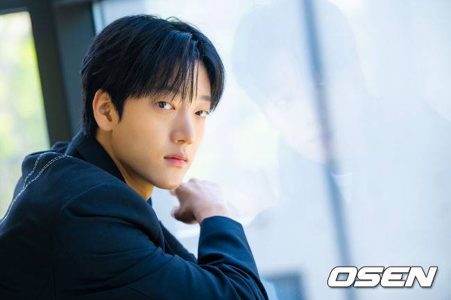[OSEN=박준형 기자] 넷플릭스 호러 시리즈 ‘기리고’에 출연한 배우 이효제가 지난 14일 서울 합정동 OSEN 사무실에서 인터뷰를 가졌다.‘기리고’는 소원을 이뤄주는 어플리케이션 ‘기리고’의 저주로 인해 갑작스러운 죽음을 예고 받은 고등학생들이 그 저주를 피하기 위해 고군분투하는 이야기로 이효제는 극 중 ‘기리고’ 앱을 처음 소개하는 최형욱 역을 맡아, 천진난만한 덕후 캐릭터를 표현하기 위해 20㎏을 증량하는 파격 변신을 선보였다.  배우 이효제가 포즈를 취하고 있다.  2026.05.15 / soul1014@osen.co.kr