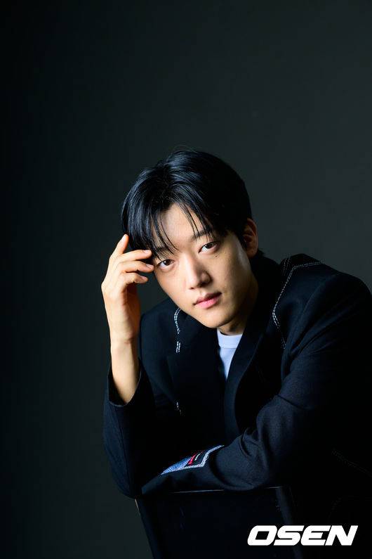 [OSEN=박준형 기자] 넷플릭스 호러 시리즈 ‘기리고’에 출연한 배우 이효제가 지난 14일 서울 합정동 OSEN 사무실에서 인터뷰를 가졌다.‘기리고’는 소원을 이뤄주는 어플리케이션 ‘기리고’의 저주로 인해 갑작스러운 죽음을 예고 받은 고등학생들이 그 저주를 피하기 위해 고군분투하는 이야기로 이효제는 극 중 ‘기리고’ 앱을 처음 소개하는 최형욱 역을 맡아, 천진난만한 덕후 캐릭터를 표현하기 위해 20㎏을 증량하는 파격 변신을 선보였다.  배우 이효제가 포즈를 취하고 있다.  2026.05.15 / soul1014@osen.co.kr