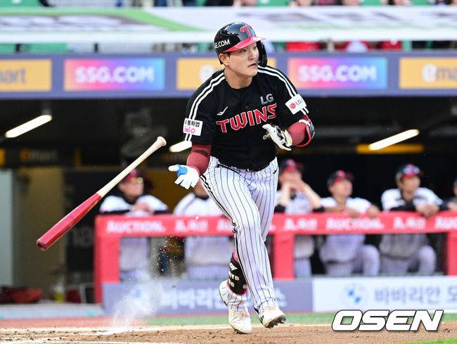 [OSEN=인천, 최규한 기자] 15일 인천 SSG랜더스필드에서 ‘2026 신한 SOL Bank KBO리그’ SSG 랜더스와 LG 트윈스의 경기가 열렸다. 2회초 무사 1루 상황 LG 문정빈이 오른쪽 2루타를 날리고 있다. 2026.05.15 / dreamer@osen.co.kr