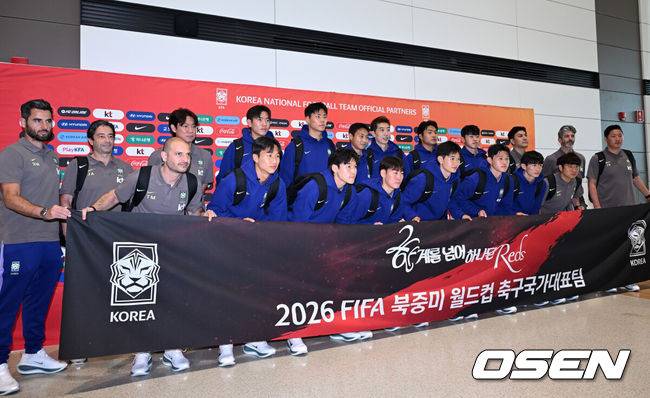 [OSEN=인천공항, 이대선 기자] 홍명보 감독이 이끄는 한국 축구 대표팀이 18일 오후 인천국제공항을 통해 사전 훈련 캠프가 차려지는 미국 유타주 솔트레이크시티로 출국했다.대표팀은 미국 솔트레이크시티에서 사전 캠프를 진행한 이후 6월 5일 과달라하라 베이스캠프로 이동해 본격적인 월드컵 준비에 돌입한다.대표팀 선수단이 기념촬영을 하고 있다. 2026.05.18 /sunday@osen.co.kr