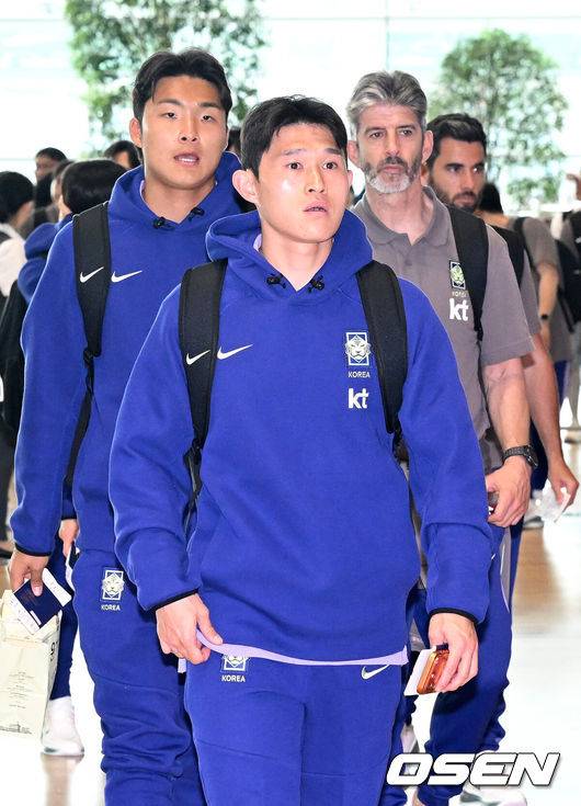 [OSEN=인천공항, 이대선 기자] 홍명보 감독이 이끄는 한국 축구 대표팀이 18일 오후 인천국제공항을 통해 사전 훈련 캠프가 차려지는 미국 유타주 솔트레이크시티로 출국했다.대표팀은 미국 솔트레이크시티에서 사전 캠프를 진행한 이후 6월 5일 과달라하라 베이스캠프로 이동해 본격적인 월드컵 준비에 돌입한다.이동경이 이동하고 있다. 2026.05.18 /sunday@osen.co.kr
