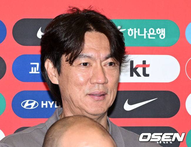 [OSEN=인천공항, 이대선 기자] 홍명보 감독이 이끄는 한국 축구 대표팀이 18일 오후 인천국제공항을 통해 사전 훈련 캠프가 차려지는 미국 유타주 솔트레이크시티로 출국했다.대표팀은 미국 솔트레이크시티에서 사전 캠프를 진행한 이후 6월 5일 과달라하라 베이스캠프로 이동해 본격적인 월드컵 준비에 돌입한다.홍명보 감독이 기념촬영을 하고 있다. 2026.05.18 /sunday@osen.co.kr