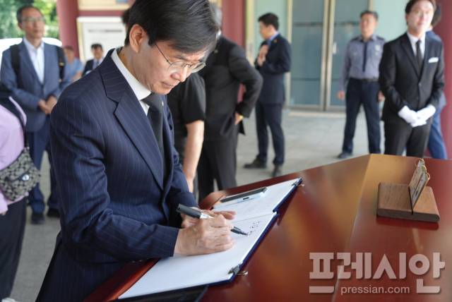 ▲조경태 국민의힘 국회의원이 18일 광주 북구 운정동 국립5·18민주묘지에서 방명록을 작성하고 있다.2026.05.18ⓒ프레시안(김보현)