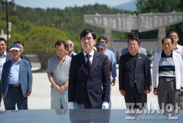 ▲18일 광주 북구 운정동 국립5·18민주묘지 추모탑 앞에서 조경태 국민의힘 국회의원(부산 사하을)이 오월영령들께 분향하고 있다.2026.05.18ⓒ프레시안(김보현)