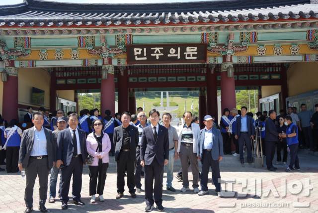 ▲18일 광주 5·18민주묘지에서 조경태 국회의원과 참배에 동행한 참석자들이 기념사진을 찍고 있다.2026.05.18ⓒ프레시안(김보현)