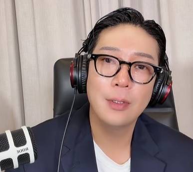 래퍼 겸 프로듀서 MC몽이 라이브 방송을 통해 자신을 둘러싼 여러 의혹에 대해 입을 열었다. 틱톡 캡처