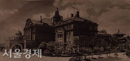 1940년 일본의 ‘조선여행안내서’에 나오는 조선경성철도호텔 모습. 호텔 뒤에 환구단의 황궁우가 보인다. 아리랑아카이브 촬영