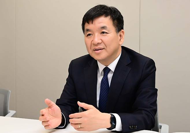김진일 고려대 경제학과 교수가 최근 서울경제신문과의 인터뷰에서 “다소 어려움이 따라도 한국은행이 원화 국제화를 추진하는 것이 맞다”고 강조하고 있다. 권욱기자