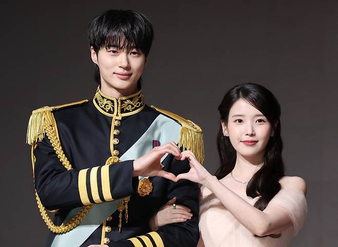 MBC 금토 드라마 ‘21세기 대군부인’ 주연 변우석(왼쪽·이안대군 역)과 아이유(성희주 역)가 제작발표회에서 손하트 포즈를 취하고 있다. 두 사람은 18일 사회관계망서비스(SNS) 인스타그램에 역사 고증 논란에 대한 사과문을 함께 올렸다. 연합뉴스