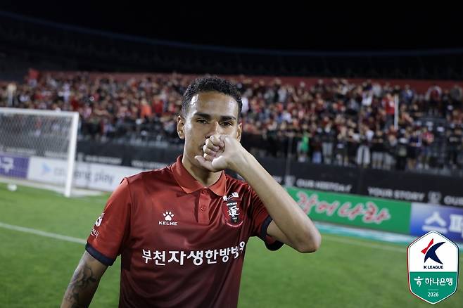 부천FC 공격수 티아깅요가 지난 17일 부천종합운동장에서 열린 포항 스틸러스와의 하나은행 K리그1 2026 15라운드 홈 경기 승리 후 반지 세리머니를 하고 있다. /사진=한국프로축구연맹 제공
