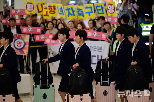 입국하는 북한 내고향여자축구단. /사진=뉴시스 제공