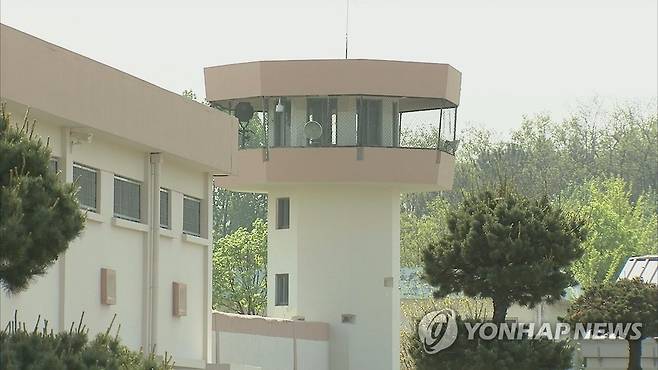 "우리는 교도소보다 못한 곳에서 자랐다" A 아동양육시설 출신 청년들은 "우리는 교도소와 군대를 합한 것보다 더 고통스러운 곳에서 생활했다"고 말했다. 사진은 한 교도소의 감시탑 모습.
[연합뉴스TV 사진]