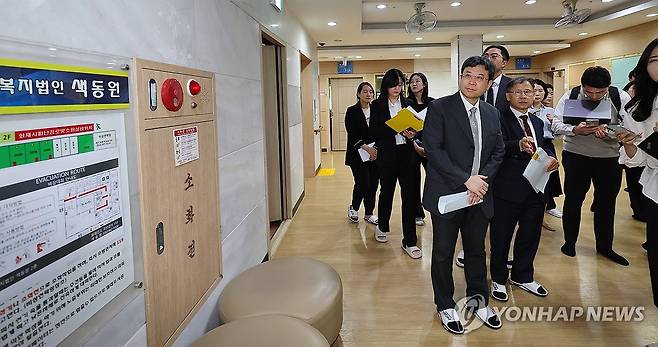 2026년 5월15일 '장애인 입소자 성폭행 의혹' 색동원 현장검증 정면  인천 중증발달장애인 거주시설 색동원 시설장 김모씨의 성폭력처벌법 위반 등 혐의 사건을 심리 중인 서울중앙지법 형사합의29부가 인천 강화군 색동원에서 현장검증을 진행하고 있다.
[임순석 기자 촬영]