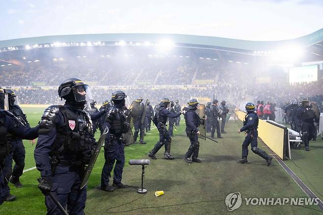 낭트 팬 시위를 진압하려 투입된 경찰들. [AFP =연합뉴스]