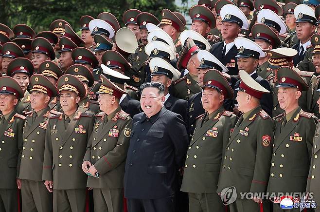 김정은, 전군 연합부대장들과 기념촬영 (평양 조선중앙통신=연합뉴스) 김정은 북한 국무위원장이 지난 17일 전군 사·여단 지휘관 회합을 소집하고 연합부대장들과 함께 당중앙 뜨락에서 기념사진을 찍었다고 조선중앙통신이 18일 보도했다. 2026.5.18 
    [국내에서만 사용가능. 재배포 금지. For Use Only in the Republic of Korea. No Redistribution] nkphoto@yna.co.kr