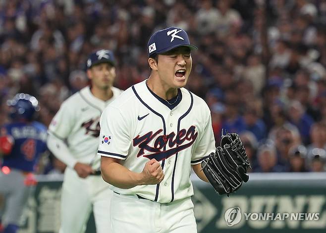 고우석의 포효 (도쿄=연합뉴스) 임화영 기자 = 8일 일본 도쿄돔에서 열린 2026 월드베이스볼클래식(WBC) C조 조별리그 3차전 대한민국과 대만의 경기.
9회초를 무실점으로 마무리한 한국 고우석이 포효하고 있다. 2026.3.8 hwayoung7@yna.co.kr