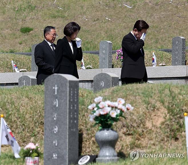 5·18민주묘역 둘러보는 이재명 대통령 부부 (광주=연합뉴스) 김도훈 기자 = 이재명 대통령과 김혜경 여사가 18일 광주 북구 5·18민주묘지 묘역을 둘러보고 있다. 2026.5.18 [청와대통신사진기자단] superdoo82@yna.co.kr