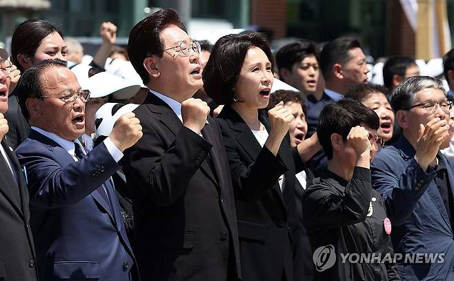 이재명 대통령 부부, 임을 위한 행진곡 제창 (광주=연합뉴스) 김도훈 기자 = 이재명 대통령과 김혜경 여사가 18일 광주 5·18 민주광장에서 열린 제46주년 5·18 민주화운동 기념식에서 임을 위한 행진곡을 제창하고 있다. 2026.5.18 [청와대통신사진기자단] superdoo82@yna.co.kr