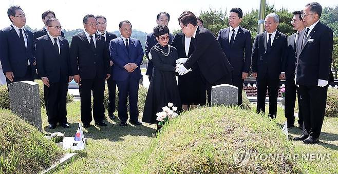 유가족 위로하는 이재명 대통령 (광주=연합뉴스) 김도훈 기자 = 이재명 대통령이 18일 광주 북구 5·18 민주묘지 내 박인배 열사 묘소를 참배한 뒤 누나 은숙 씨를 위로하고 있다. 2026.5.18 [청와대통신사진기자단] superdoo82@yna.co.kr