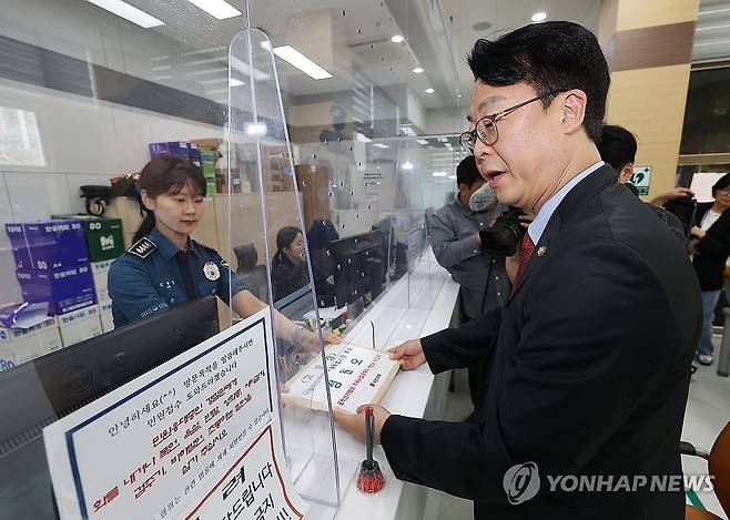 정원오 후보 고발장 제출하는 곽규택 (서울=연합뉴스) 김성민 기자 = 국민의힘 곽규택 수석대변인이 18일 서울 종로구 서울경찰청에서 더불어민주당 정원오 서울시장 후보 고발장을 제출하고 있다. 2026.5.18 ksm7976@yna.co.kr