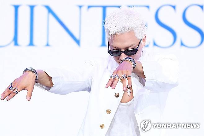 태양, 신곡 안무 맛보기 (서울=연합뉴스) 진연수 기자 = 가수 태양이 18일 오후 서울 마포구 큐브컨벤션센터에서 열린 솔로 정규 4집 '퀸테센스'(QUINTESSENCE) 발매 기념 음감회에서 신곡 안무를 선보이고 있다. 2026.5.18 jin90@yna.co.kr